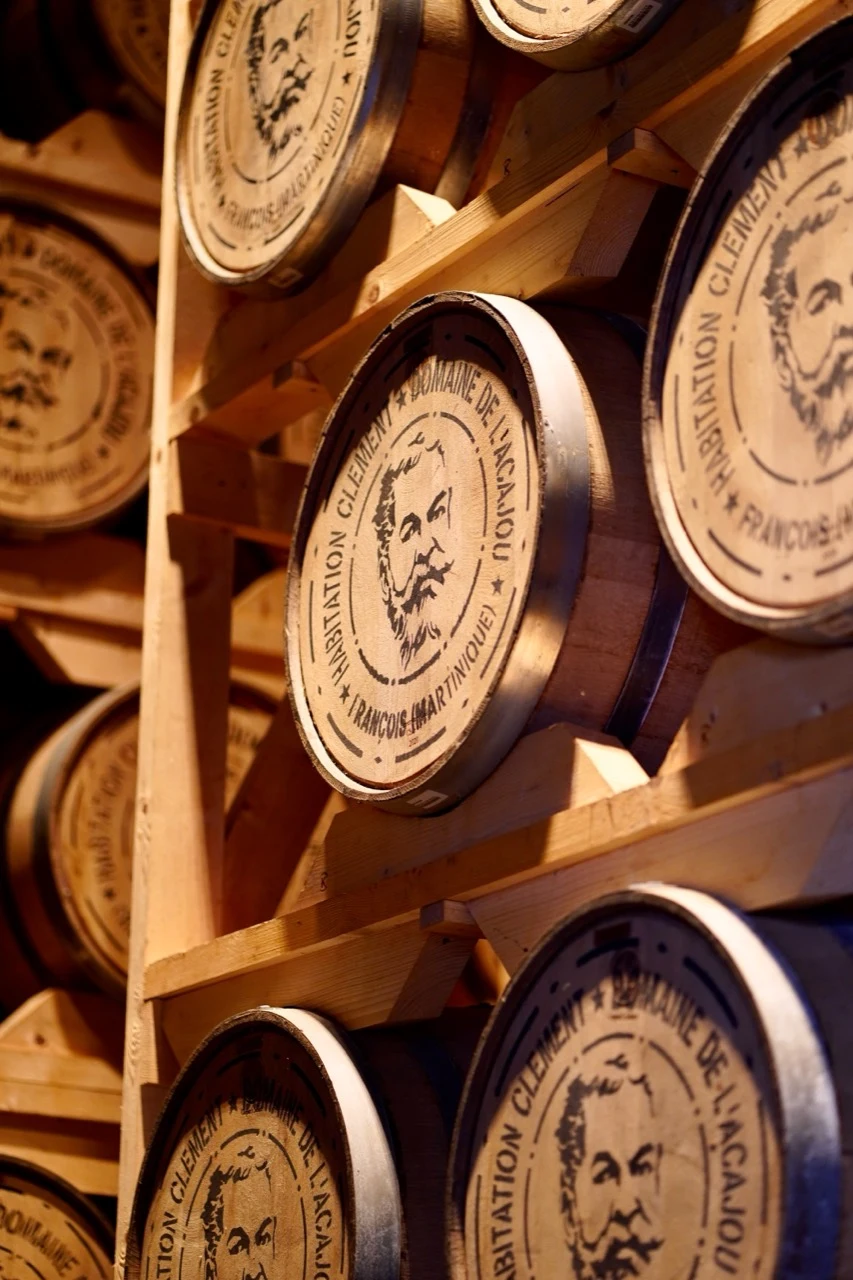 Fûts de rhum empilés dans un chai de l’Habitation Clément
