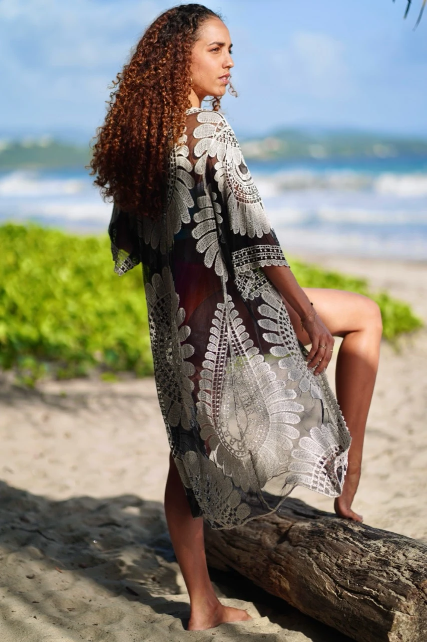 Portrait de mode sur une plage, face à l’océan